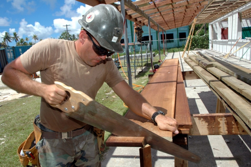 ebeniste-FLAYOSC-min_worker_construction_building_carpenter_male_job_build_helmet-893290